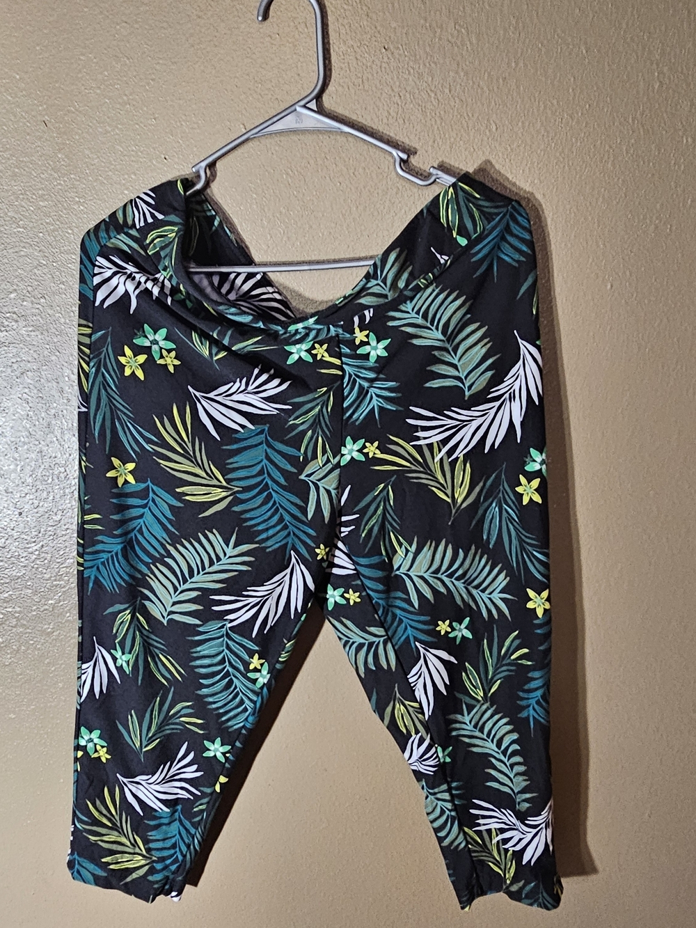 Terra & Sky Black Tropical Leaf Capri Leggings